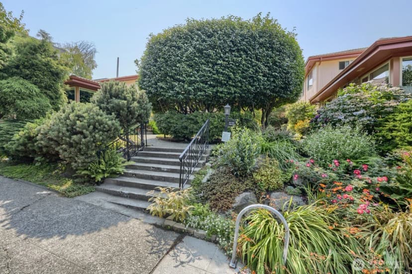 Property photo for 503 B E Harrison Street, Seattle photo 2