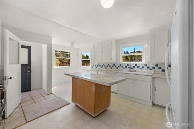 Property photo for 4721 21st Avenue Sw, Seattle photo 4