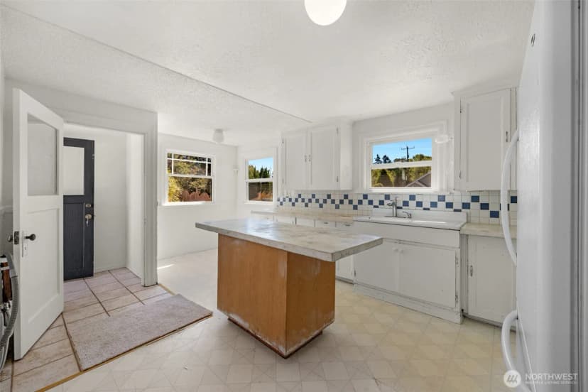 Property photo for 4721 21st Avenue Sw, Seattle photo 4