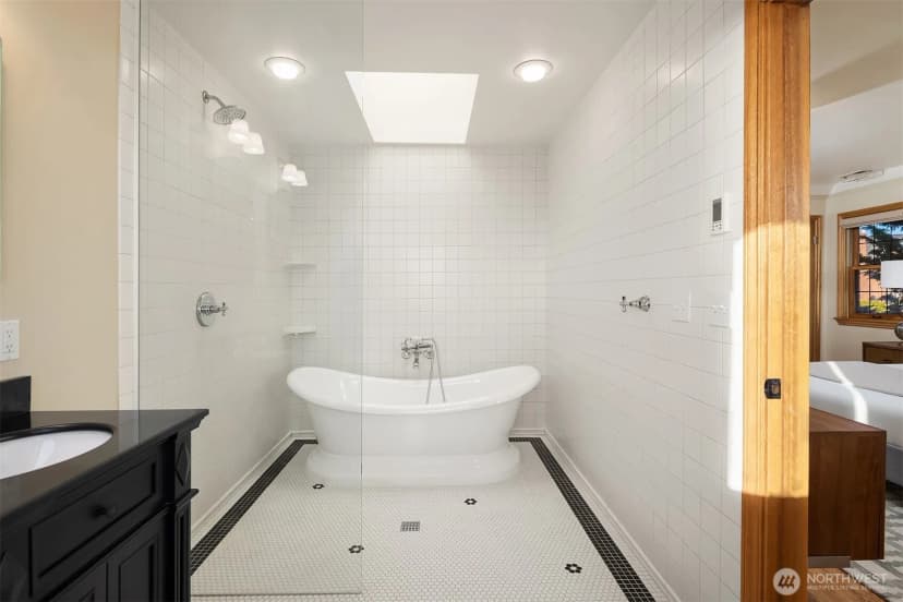Property photo for 2301 Rosemont Place W, Seattle photo 20