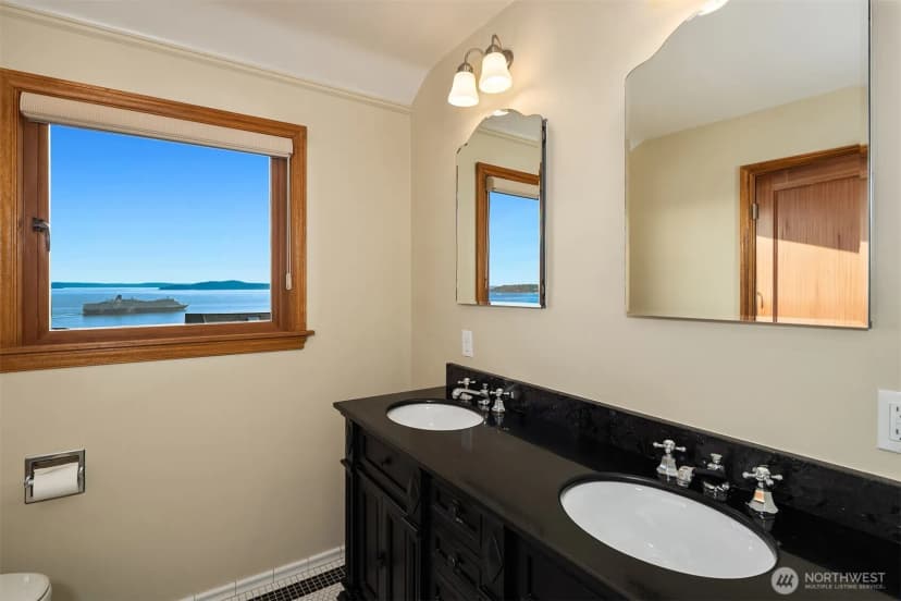 Property photo for 2301 Rosemont Place W, Seattle photo 19