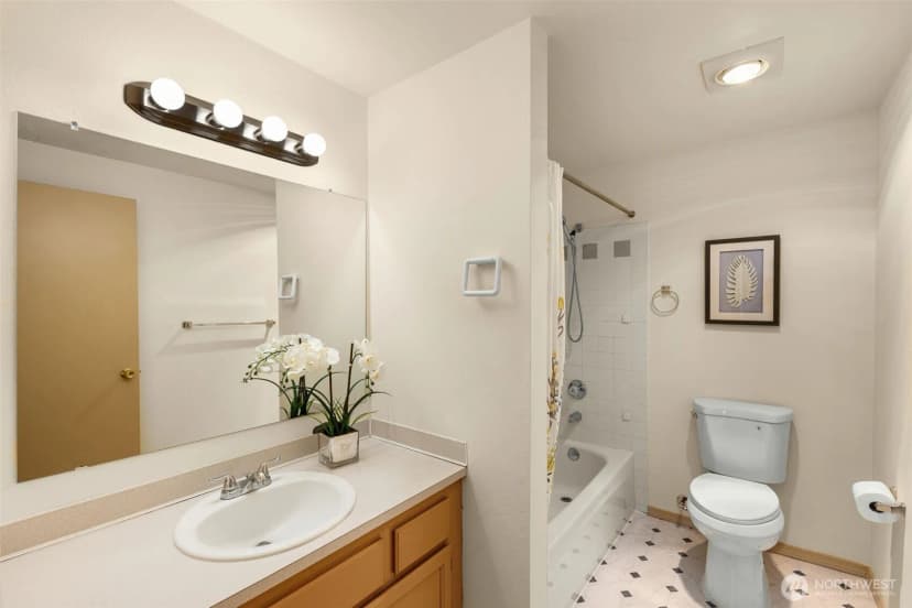 Property photo for 12056 15th Avenue Ne #201, Seattle photo 15