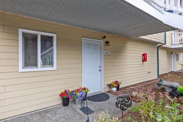 Property photo for 8823 Holly Drive #l101, Everett