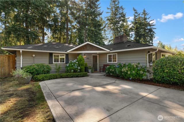 Property photo for 2422 126th Avenue Ne, Bellevue photo 2