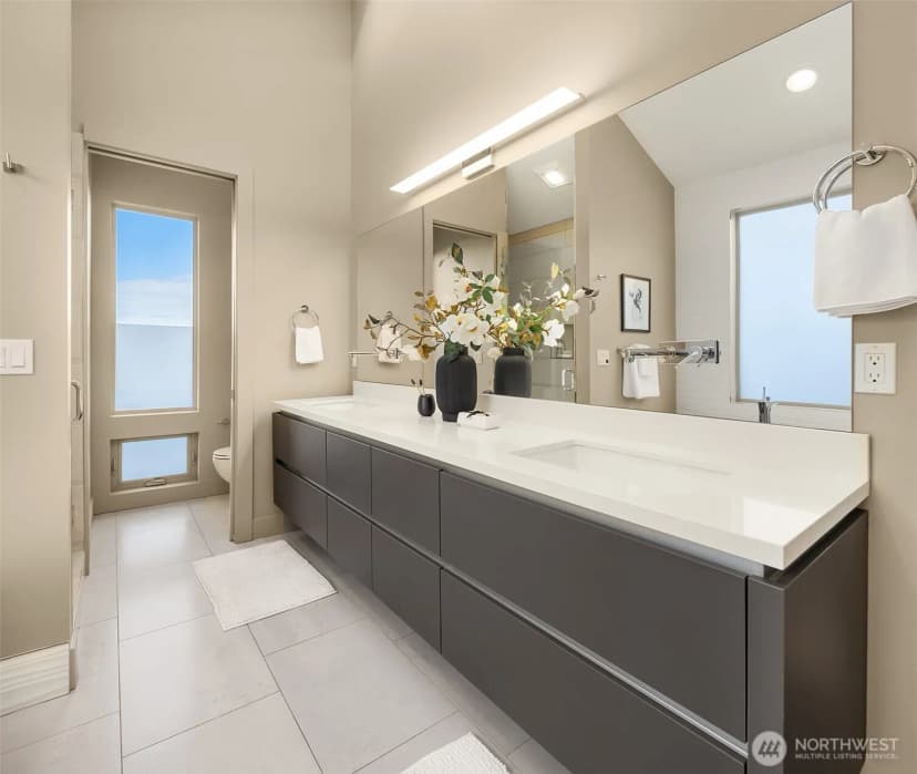 Property photo for 4025 Burton Place W, Seattle photo 19