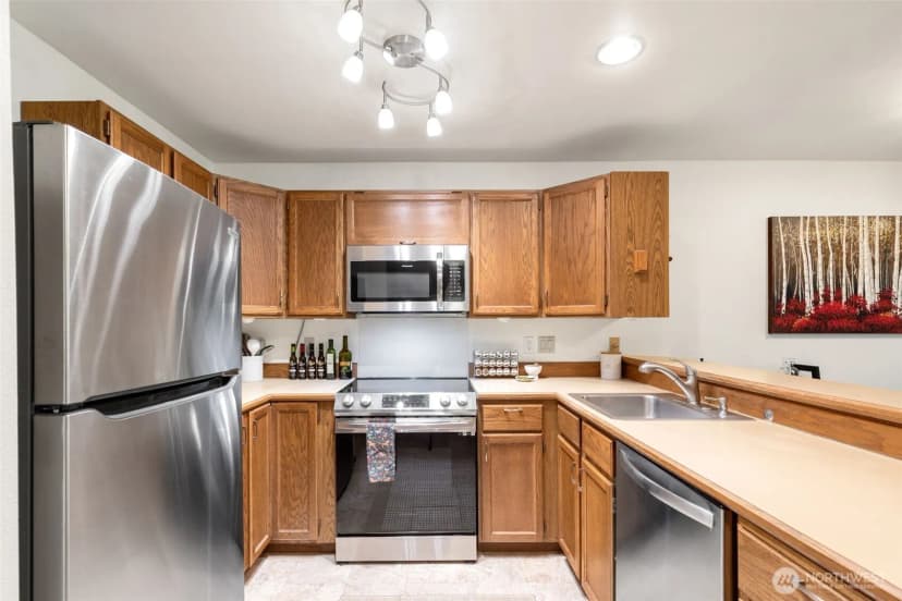 Property photo for 12027 15th Avenue Ne #304, Seattle photo 6