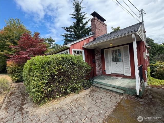 Property photo for 11334 Corliss Avenue N, Seattle photo 2
