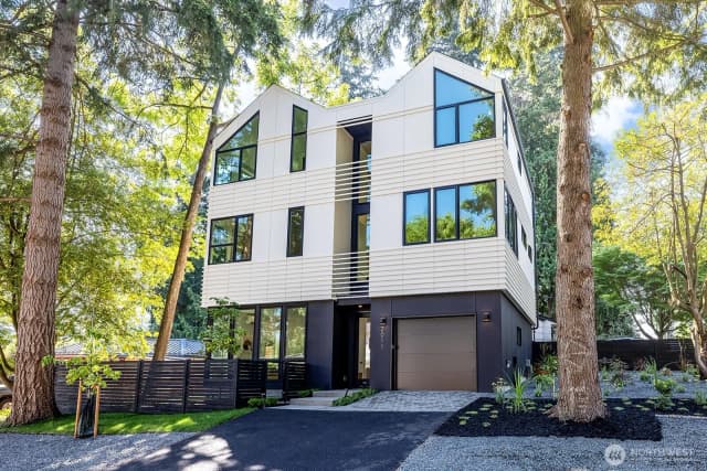 Property photo for 2011 Ne 123rd Street, Seattle photo 3