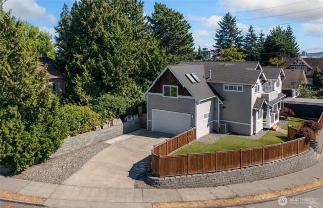 Property photo for 7208 8th Avenue Ne, Seattle photo 2