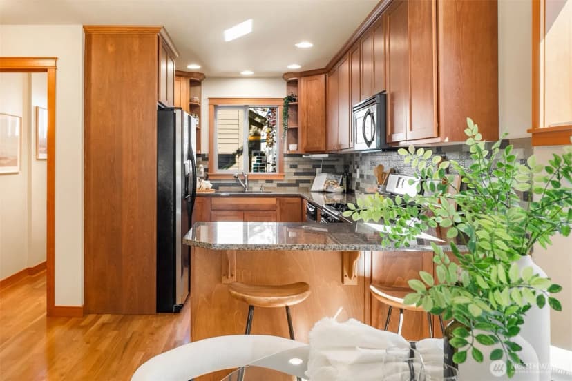 Property photo for 2340 44th Avenue Sw #c, Seattle photo 8
