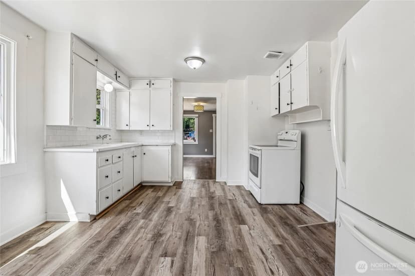 Property photo for 6925 52nd Avenue W, University Place photo 2
