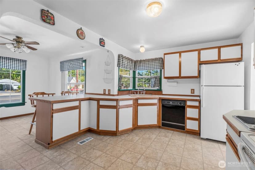 Property photo for 2205 Ocean Beach Highway, Longview photo 11