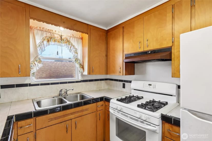 Property photo for 13004 Ambaum Boulevard Sw, Burien photo 11