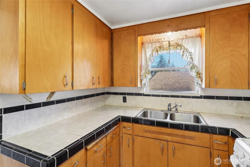 Property photo for 13004 Ambaum Boulevard Sw, Burien photo 12