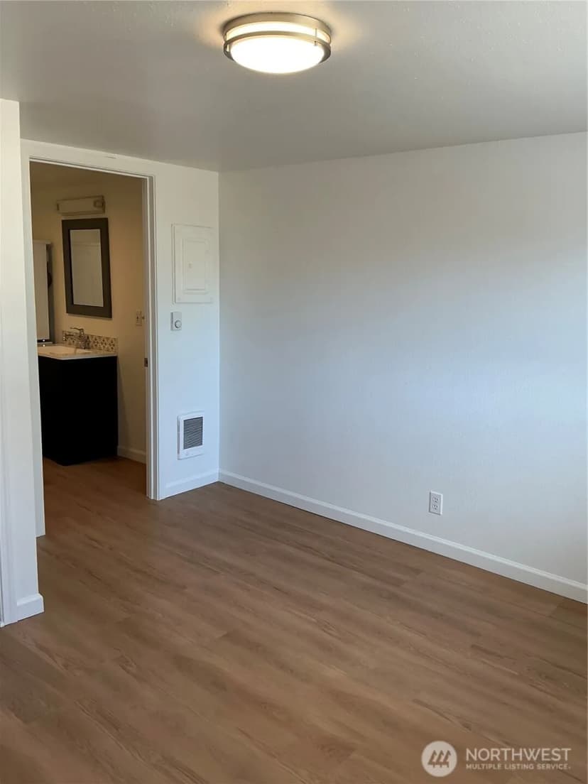 Property photo for 325 Hawthorne Street, Burlington photo 12