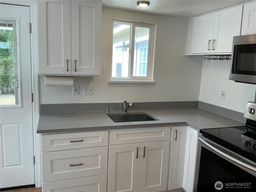 Property photo for 325 Hawthorne Street, Burlington photo 7