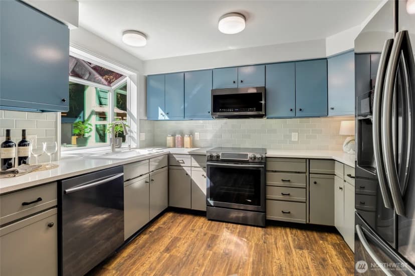 Property photo for 13715 26th Avenue Ne, Seattle photo 9