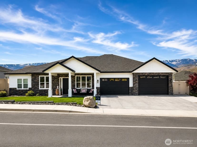 Property photo for 2858 Se Falcon View Drive, East Wenatchee