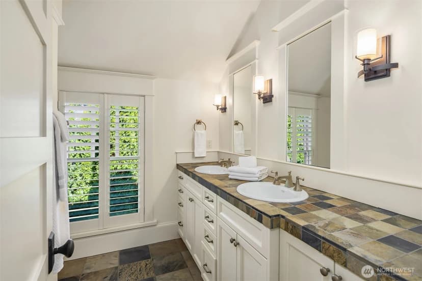 Property photo for 4102 100th Avenue Se, Mercer Island photo 27