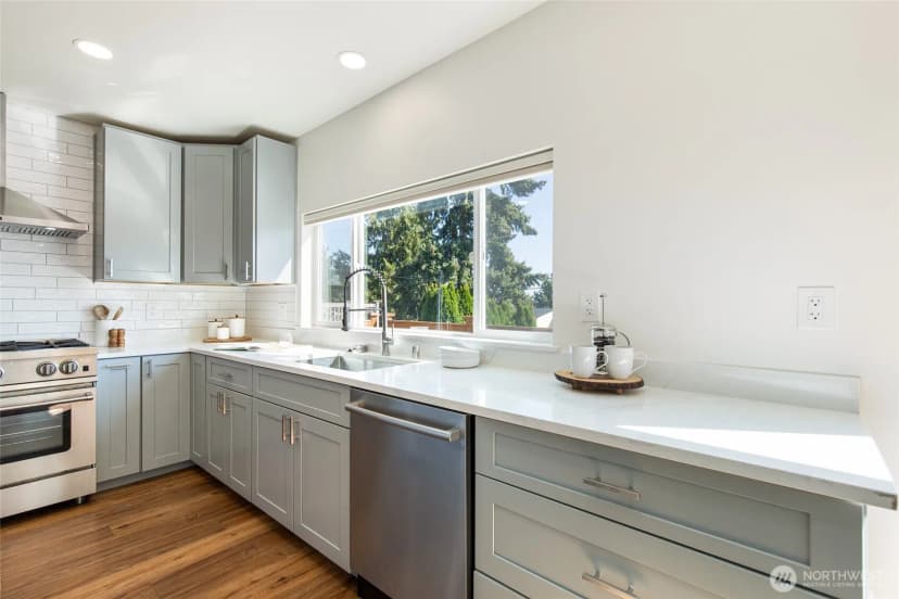 Property photo for 4010 35th Avenue Sw, Seattle photo 7