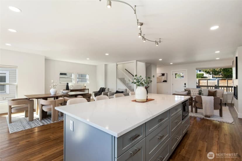 Property photo for 4010 35th Avenue Sw, Seattle photo 9