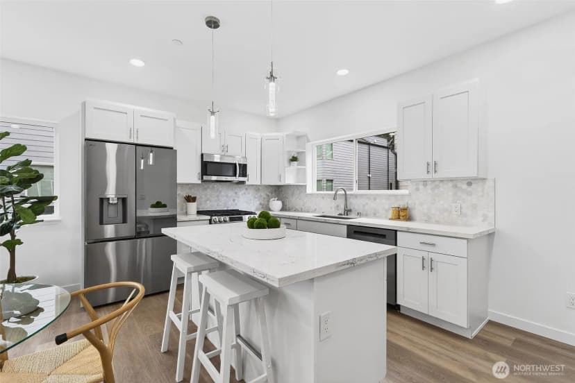 Property photo for 221 Ne 185th Street #b, Shoreline photo 2