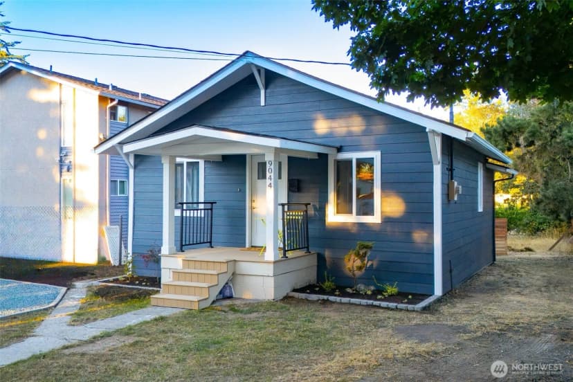Property photo for 9044 9th Avenue Sw, Seattle photo 2
