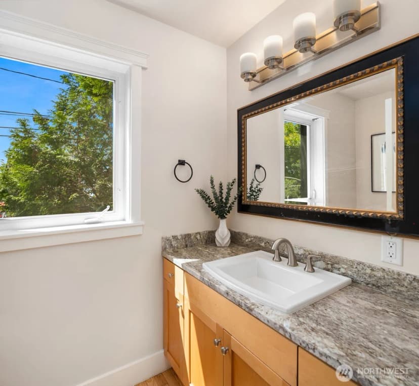 Property photo for 4600 Green Lake Way N, Seattle photo 24