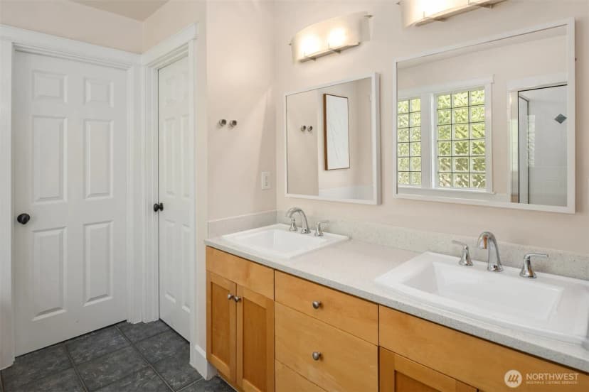 Property photo for 4600 Green Lake Way N, Seattle photo 18