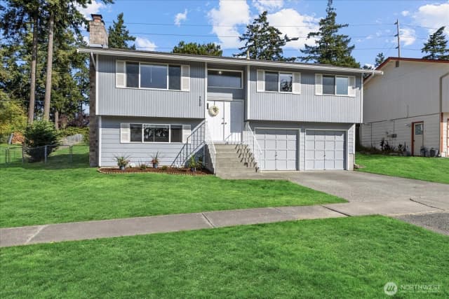 Property photo for 720 Nw Hyak Drive, Oak Harbor photo 2