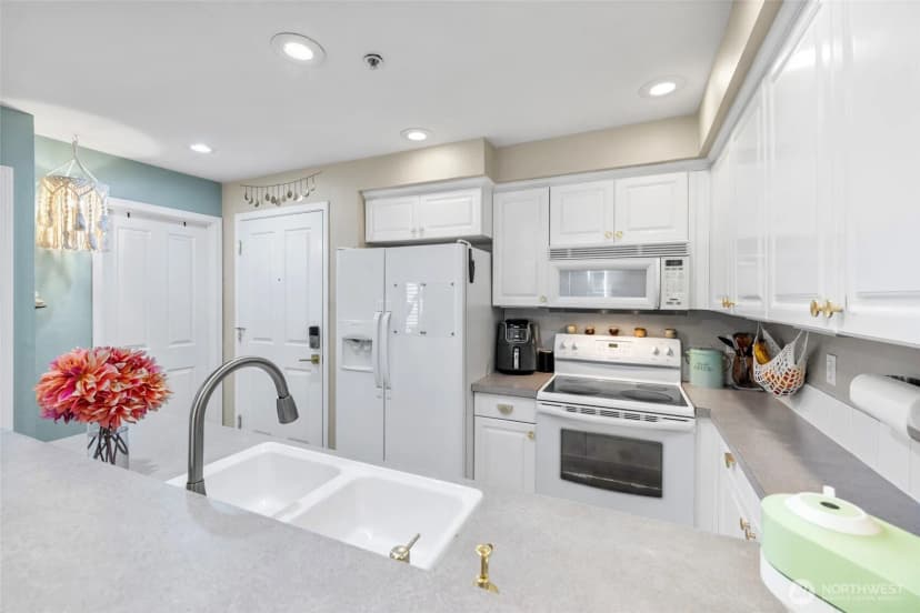 Property photo for 12034 15th Avenue Ne #103, Seattle photo 6