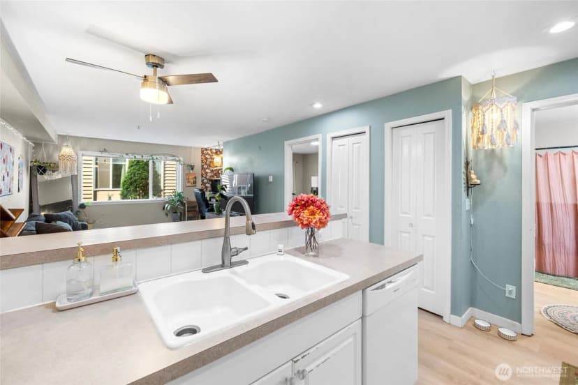 Property photo for 12034 15th Avenue Ne #103, Seattle photo 10
