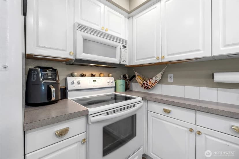 Property photo for 12034 15th Avenue Ne #103, Seattle photo 8