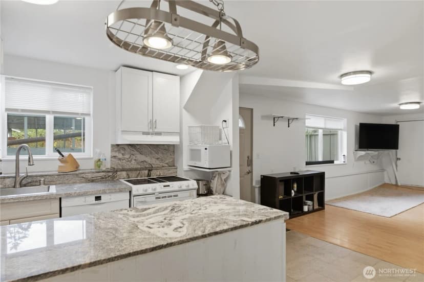 Property photo for 16006 Greenwood Avenue N, Shoreline photo 8
