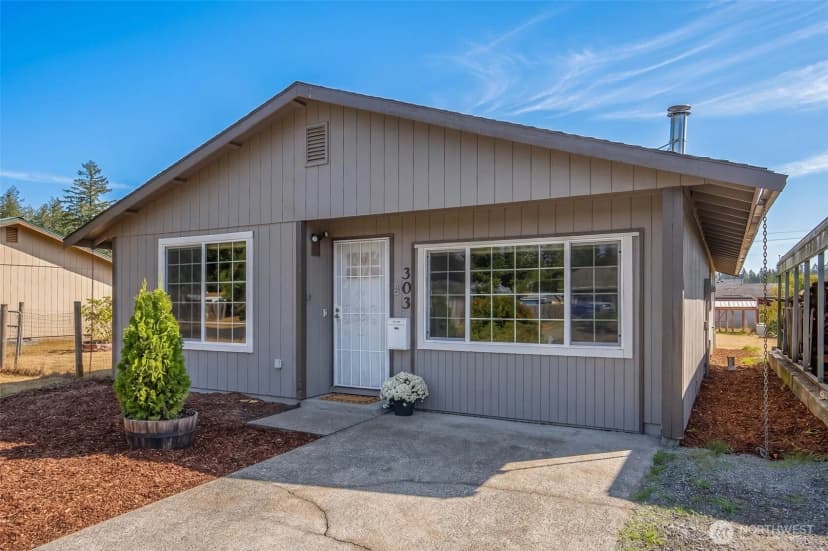 Property photo for 303 Olympia Street E, Rainier photo 2