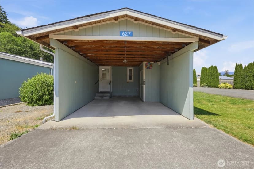 Property photo for 627 Andrew Drive, Burlington photo 3