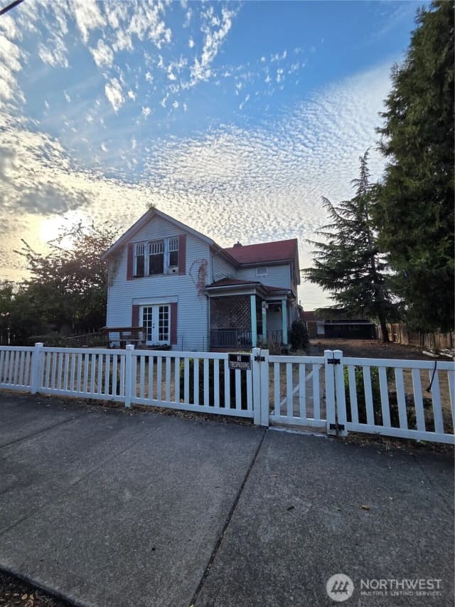 Property photo for 111 Calistoga Street E, Orting photo 3