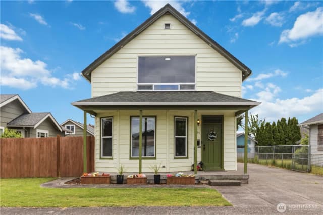 Property photo for 704 Columbia Street, Kelso