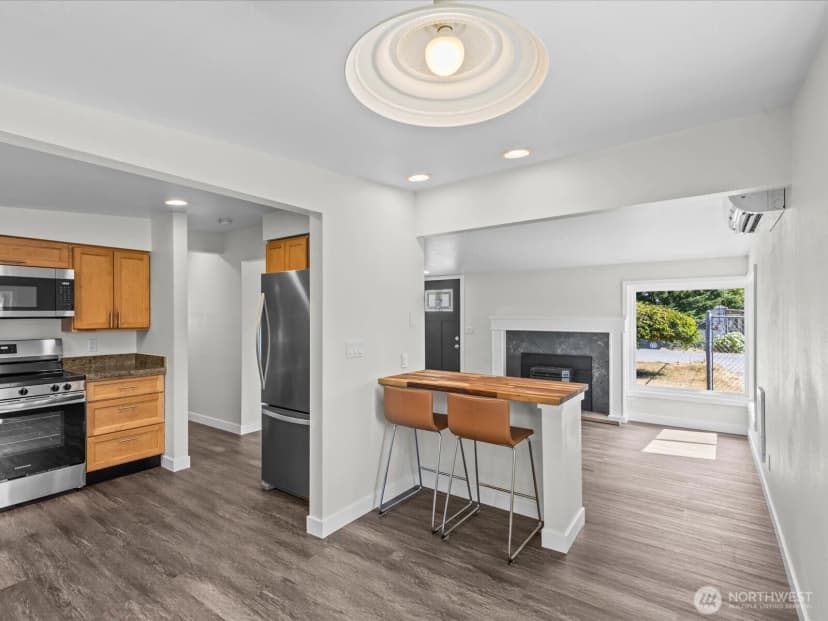 Property photo for 10833 11th Avenue Sw, Seattle photo 6