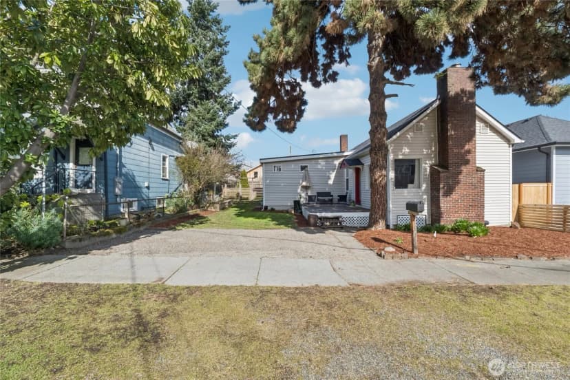 Property photo for 1110 S Bennett Street, Seattle photo 2