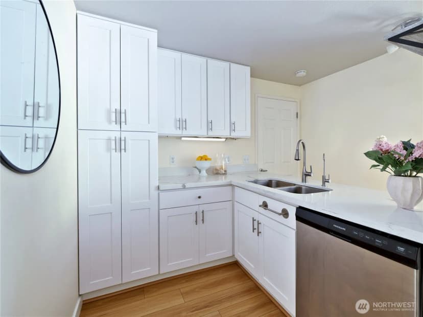 Property photo for 1300 University Street #2a, Seattle photo 11