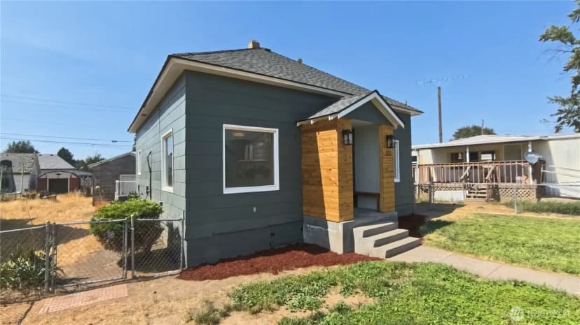 Property photo for 205 E Broadway Street, Ritzville