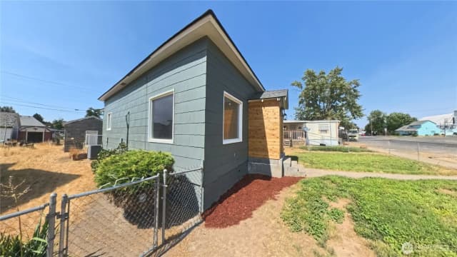 Property photo for 205 E Broadway Street, Ritzville photo 2