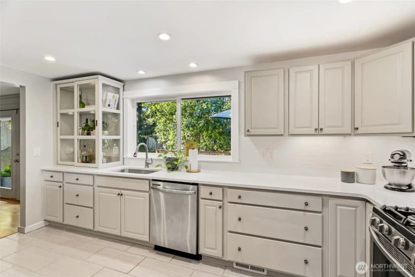 Property photo for 20417 55th Place Ne, Lake Forest Park photo 9