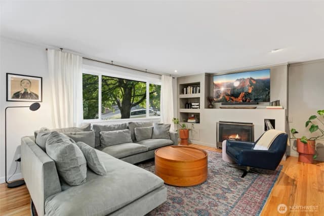 Property photo for 20417 55th Place Ne, Lake Forest Park photo 4