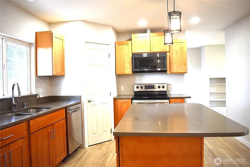 Property photo for 7604 52nd Avenue W, Lakewood photo 9