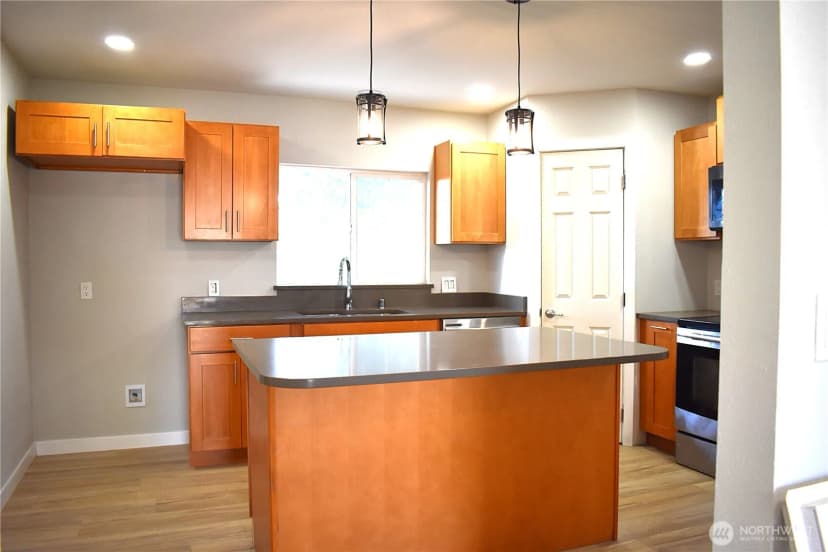 Property photo for 7604 52nd Avenue W, Lakewood photo 8