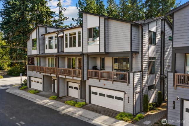 Property photo for 6861 Ne 170th Street #103, Kenmore photo 2
