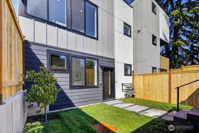 Property photo for 1216 Ne 100th Street, Seattle photo 3