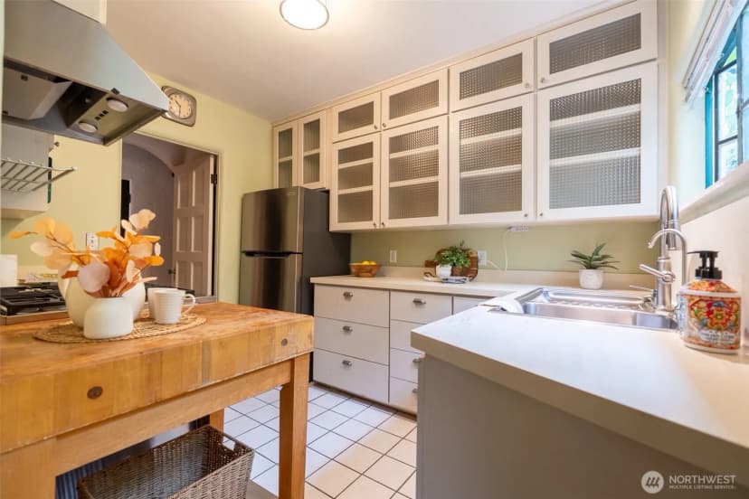 Property photo for 4204 11th Avenue Ne #8, Seattle photo 10